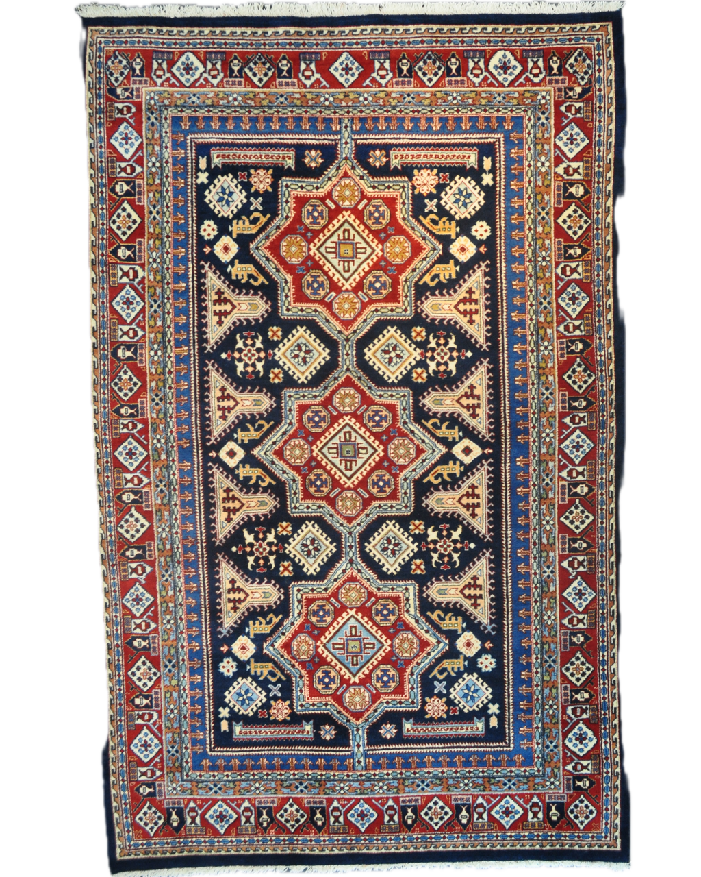 Tappeto Yazd annodato a mano 247x154 cm con medaglioni geometrici su fondo blu e bordure decorative rosse e avorio