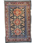 Tappeto Yazd annodato a mano 247x154 cm con medaglioni geometrici su fondo blu e bordure decorative rosse e avorio