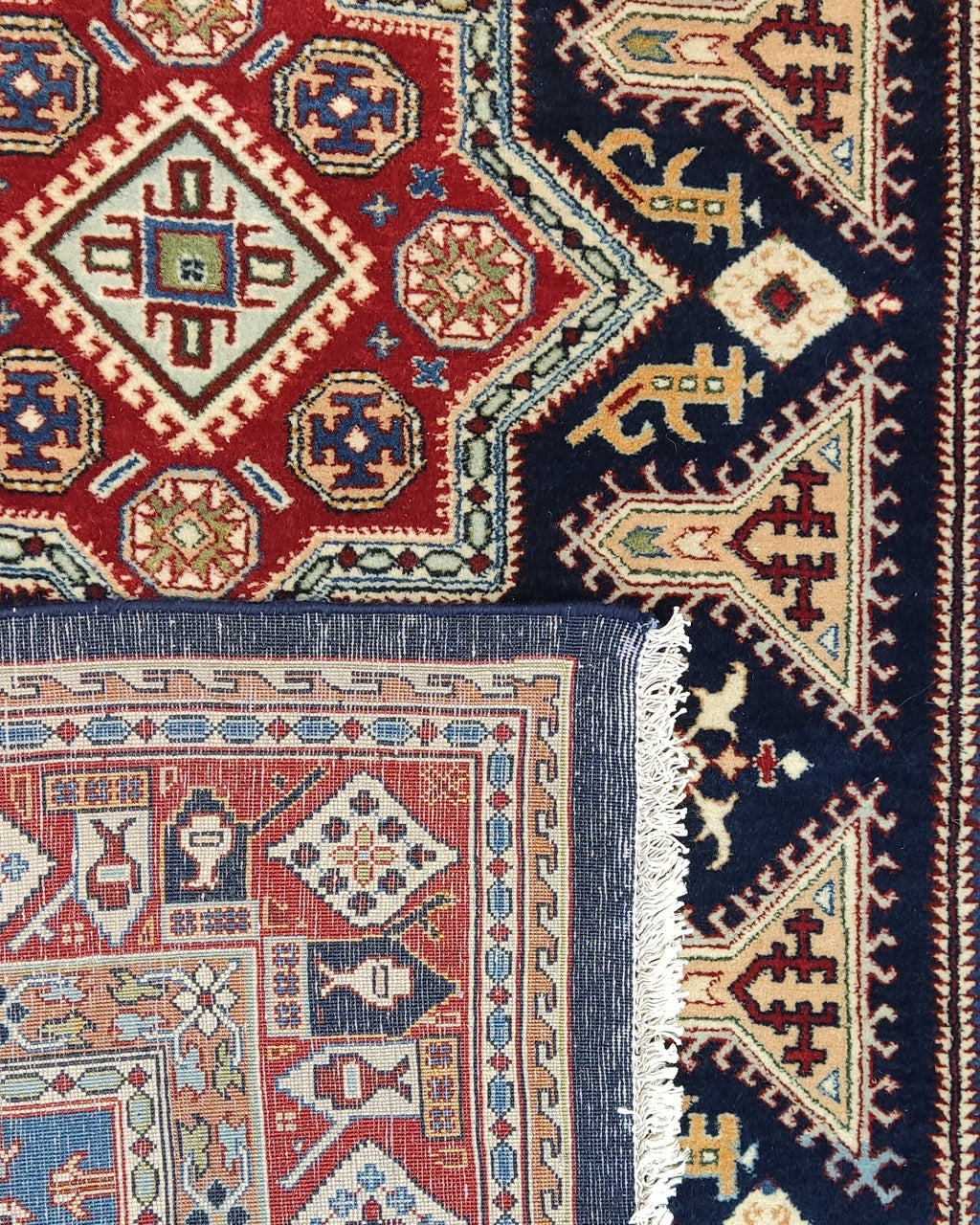Tappeto Yazd annodato a mano 247x154 cm con medaglioni geometrici su fondo blu e bordure decorative rosse e avorio
