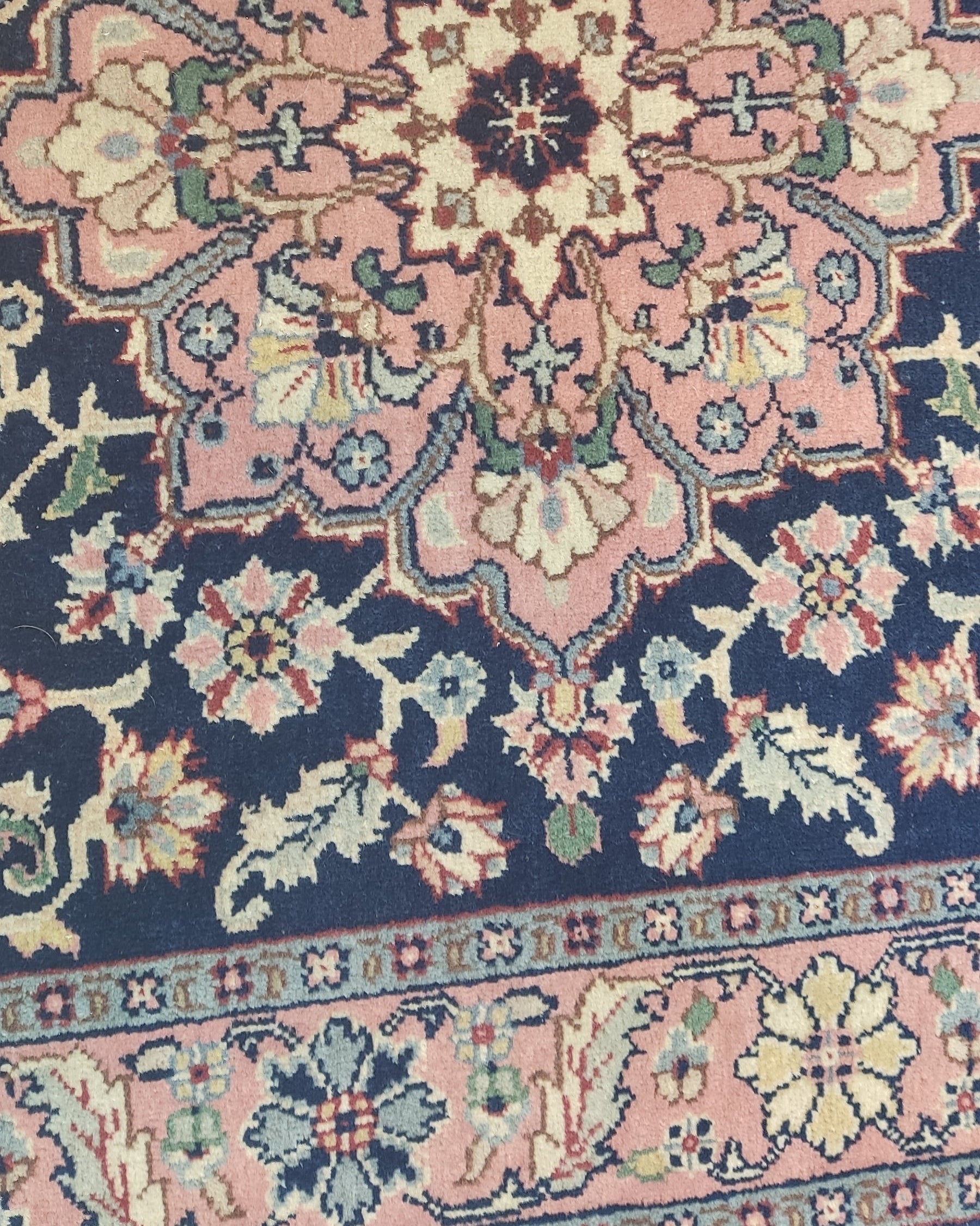 Tappeto Yerevan annodato a mano 185x122 cm con medaglione floreale centrale su fondo blu notte e bordure decorative