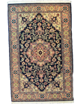 Tappeto Yerevan annodato a mano 185x122 cm con medaglione floreale centrale su fondo blu notte e bordure decorative