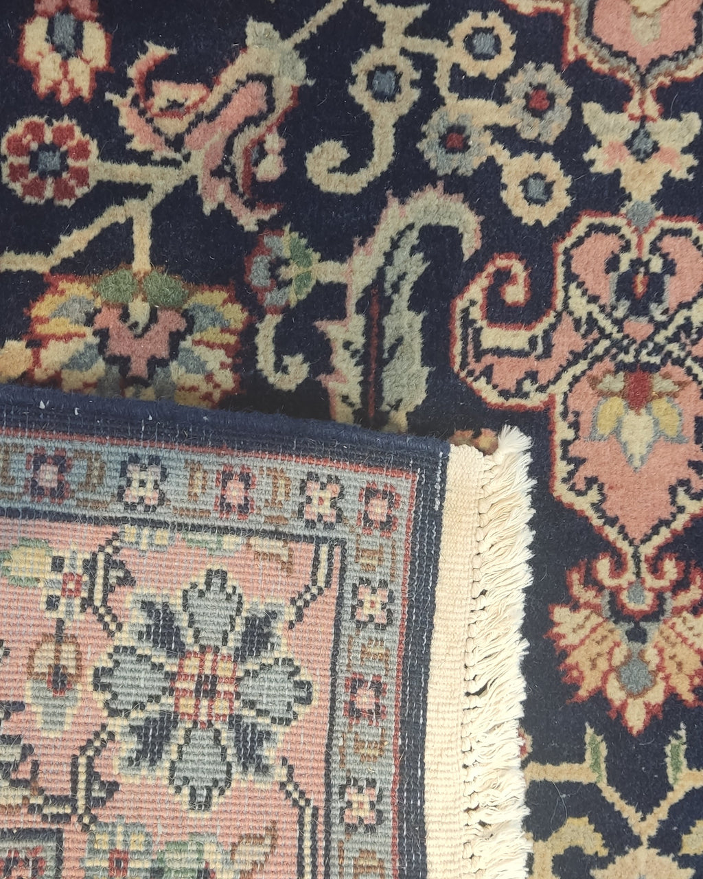 Tappeto Yerevan annodato a mano 185x122 cm con medaglione floreale centrale su fondo blu notte e bordure decorative
