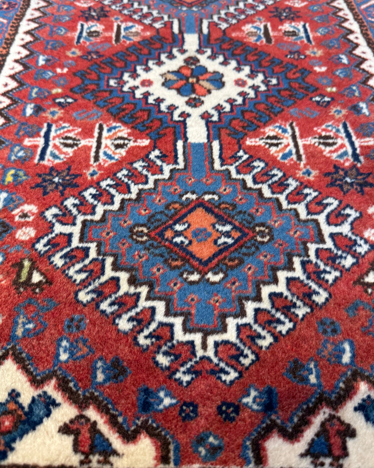 Yalameh 78x54 cm, scendiletto rosso e blu con medaglioni geometrici