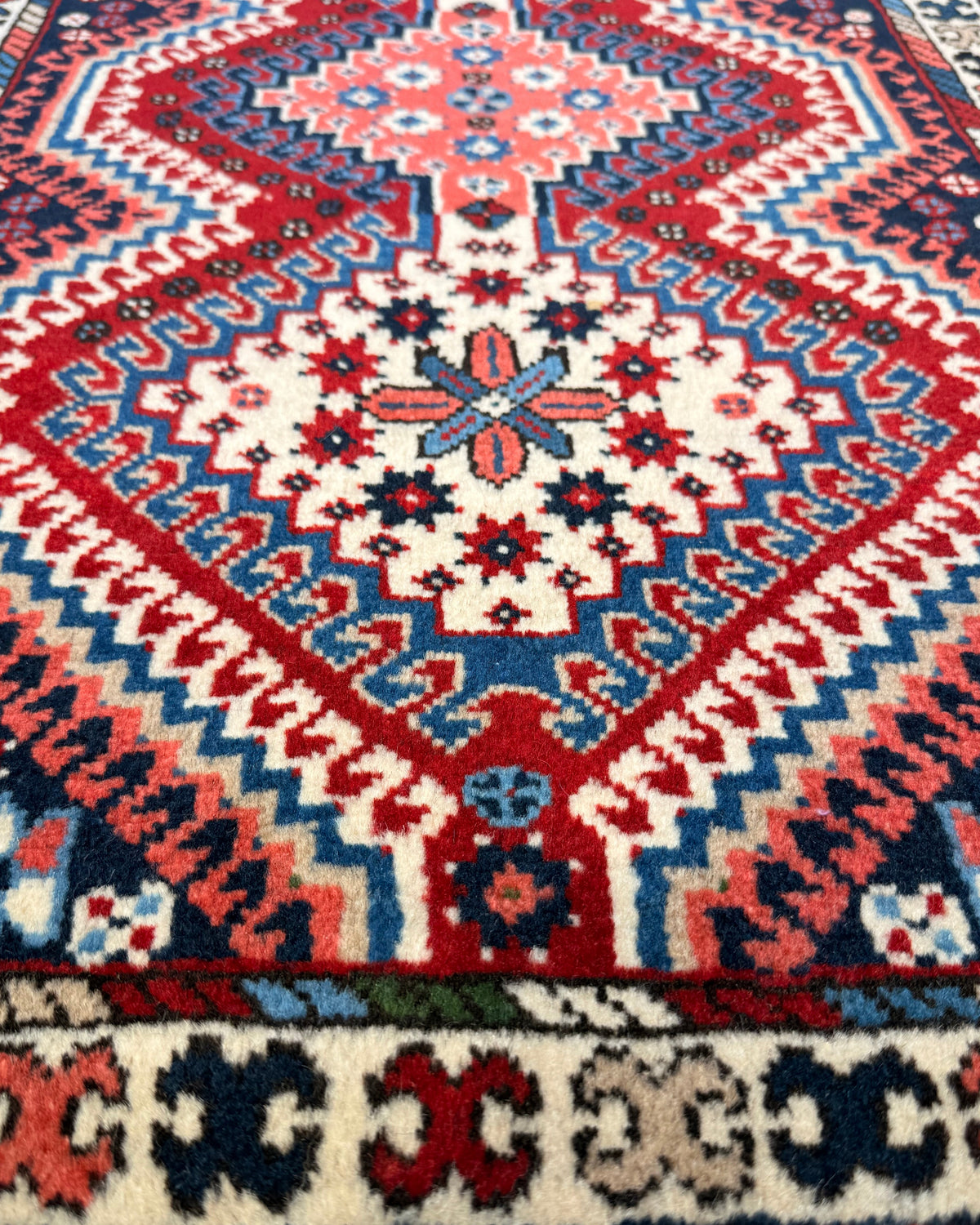 Tappeto persiano Yalameh 105x63 cm rosso a motivi geometrici
