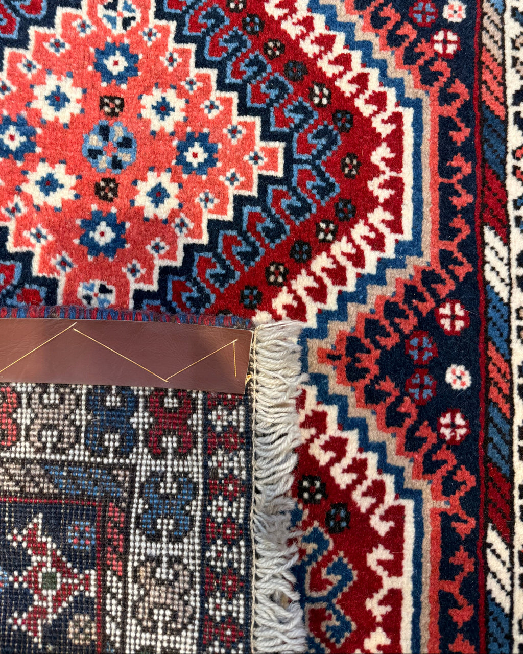 Tappeto persiano Yalameh 105x63 cm rosso a motivi geometrici